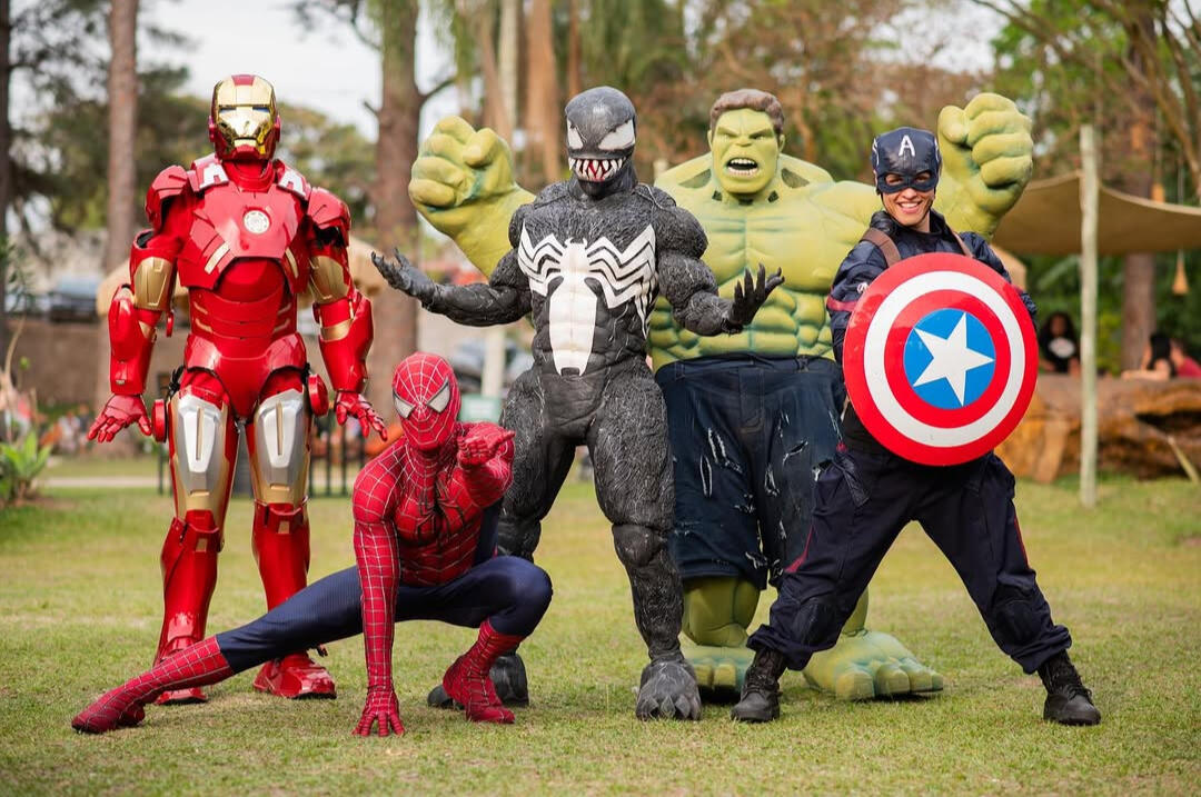 Super heróes personagens vivos